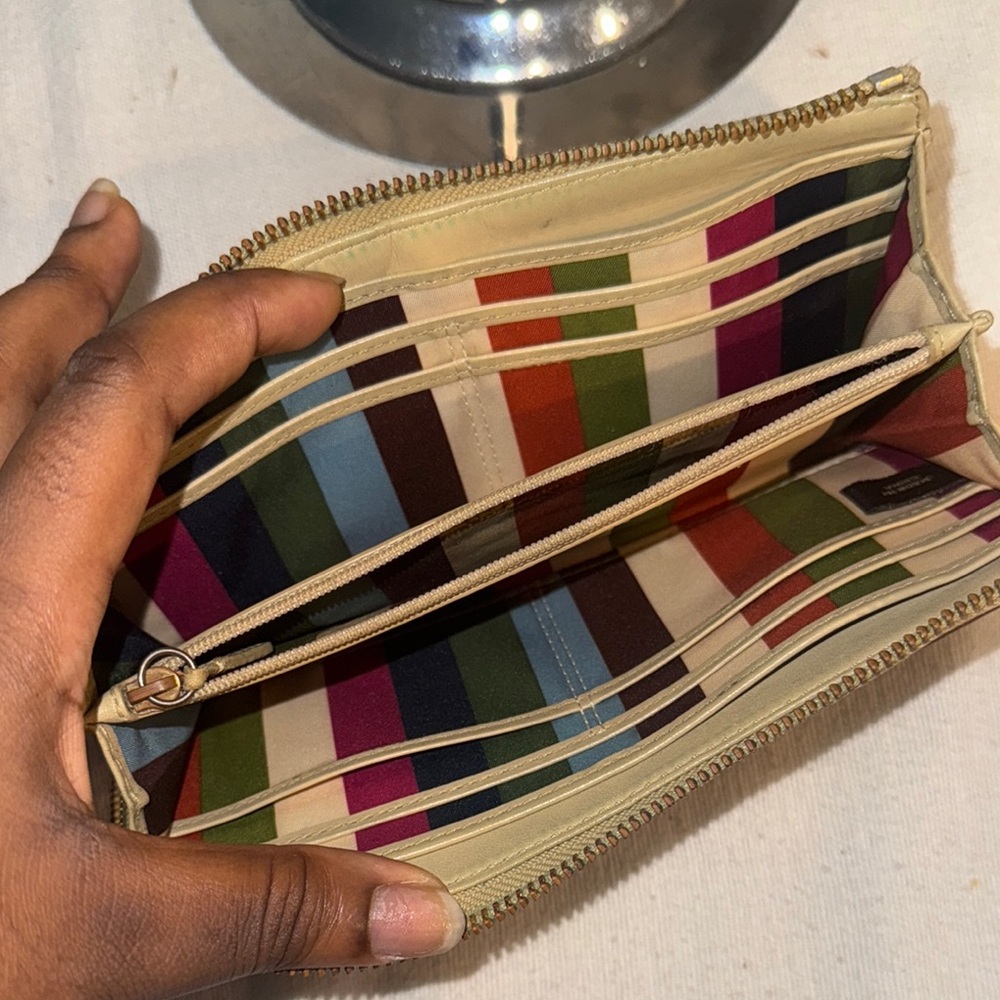 Coach Tan Leather Wallet with Sleek Design and Compact Size - Picture 10 of 11